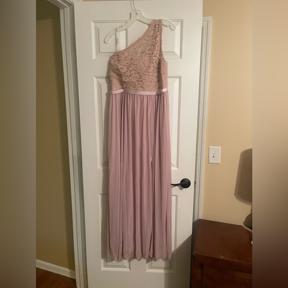 Beautiful one shoulder David’s Bridal Dress in the color Cameo - Picture 2 of 6